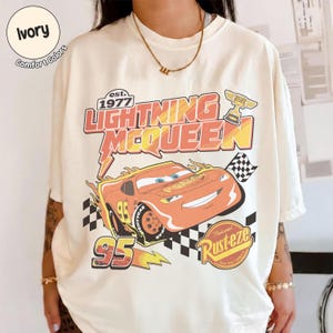 Op de afbeelding: Een set van drie keramische mokken met een gespikkelde, matte afwerking. De mokken zijn in de tinten cr&egrave;me, lichtgrijs en donkergrijs. Elke mok heeft een eenvoudig, minimalistisch ontwerp, perfect voor koffie of thee.