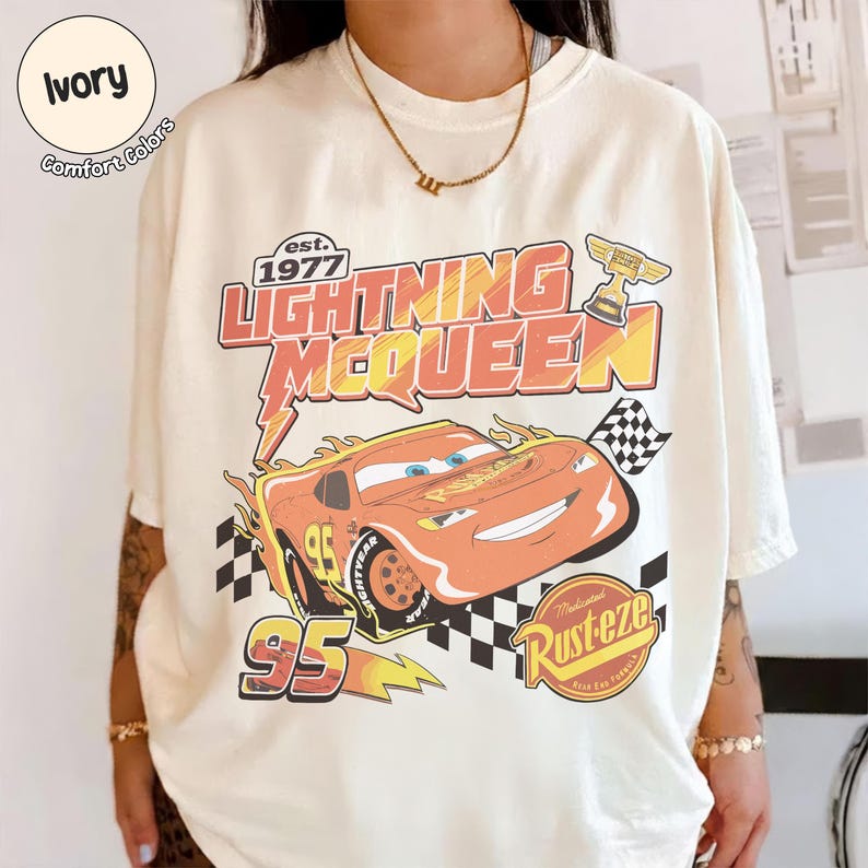 Op de afbeelding: Een set van drie keramische mokken met een gespikkelde, matte afwerking. De mokken zijn in de tinten cr&egrave;me, lichtgrijs en donkergrijs. Elke mok heeft een eenvoudig, minimalistisch ontwerp, perfect voor koffie of thee.