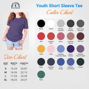 Op de afbeelding: Een paars T-shirt met korte mouwen voor jongeren wordt getoond. De kleurenkaart toont verschillende kleuren, waaronder zwart, wit, rood, goud en marine. De maattabel toont de afmetingen in cm.