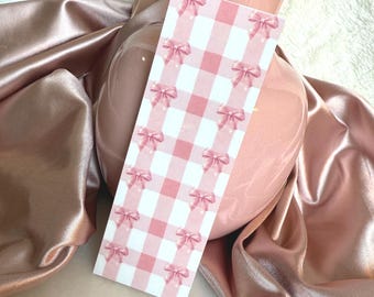Marcapáginas con lazo rosa: Charm de cuadros vichy laminado para amantes de los libros.