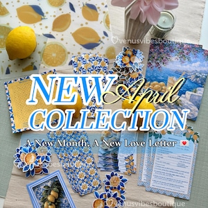 Può includere: Una collezione di articoli di cancelleria e decorativi a tema limone. Gli articoli includono adesivi, ricette e un tagliere. Il testo "NEW April COLLECTION" è ben visibile. La combinazione di colori è giallo, blu e bianco.