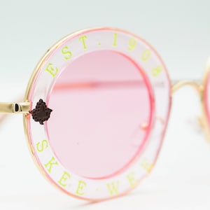 Günstige AKA Geschenke - AKA Crossing Geschenke - AKA Geburtstagsgeschenk - Gründertag aka - Alpha Kappa Alpha Sonnenbrille - auch bekannt als Utensilien Geschenke, Soror