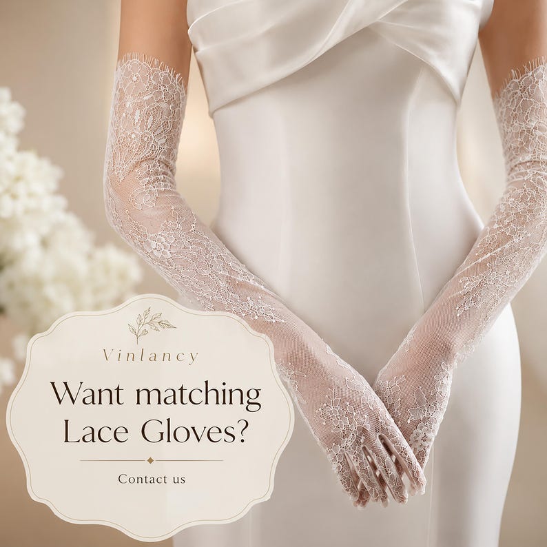 Puede incluir: Guantes de encaje blanco hasta el codo con intrincados bordados florales y bordes festoneados. Un cuadro de texto color crema dice: Vinlancy, Want matching Lace Gloves?, Contact us. Los guantes se llevan con una prenda de sat&eacute;n blanco liso.