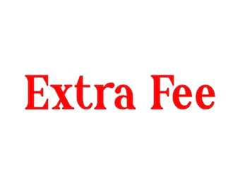 Puede incluir: Las palabras "Extra Fee" se muestran en negrita, en rojo, sobre un fondo blanco. El texto está centrado, con un ligero efecto de sombra que da profundidad a las letras.