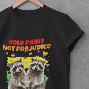 遊び心のあるアライグマTシャツ：偏見を持たずに手をつないで、LGBTQシャツ、動物愛好家へのギフト、LGBTQ+サポート、カジュアルウェア、自然愛好家