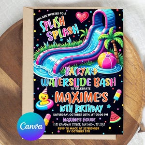 Puede incluir: Una colorida invitación para una fiesta de tobogán acuático en el patio trasero. El diseño presenta un tobogán, una pelota de playa y palmeras. El texto incluye "Splish Splash", "10º Cumpleaños de Maxime" y detalles del evento.