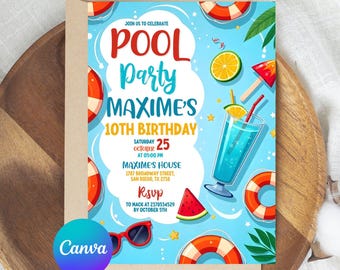 Può includere: Invito a una festa in piscina con sfondo azzurro, con il testo "Pool Party Maxime's 10th Birthday". Il design include illustrazioni di un cocktail, anguria, occhiali da sole e salvagenti. L'invito è su un biglietto marrone.