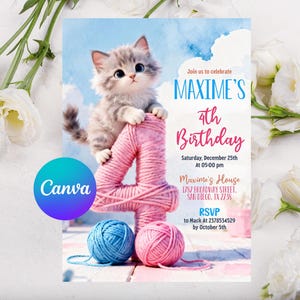 Op de afbeelding: Een verjaardagsuitnodigingskaart met een pluizig grijs kitten op een groot roze garen-omwikkeld cijfer vier. Daaronder liggen blauwe en roze garenbollen. De tekst luidt: Join us to celebrate MAXIME'S 4th Birthday, Saturday, December 25th.