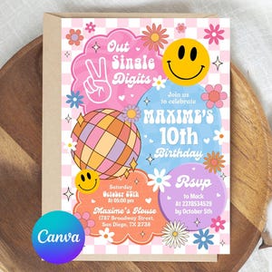 以下が含まれることがあります： レトロなテーマのカラフルな誕生日招待状。デザインはスマイリーフェイス、花、テキスト「Out Single Digits」と「Maxime's 10th Birthday」が特徴です。招待状には、日付、時間、場所など、パーティーの詳細が含まれています。