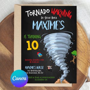 Könnte beinhalten: Eine Geburtstagseinladung mit schwarzem Hintergrund und einer Tornado-Illustration. Der Text lautet "Tornado Warning" und "Maxime's is turning 10". Enthält Veranstaltungsdetails und ein Canva-Logo.