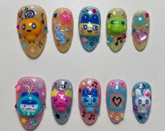 Uñas postizas 3D retro hechas a mano con diseño de mascota virtual, inspiradas en el Tamagotchi de los años 20, manicura kawaii con purpurina y personajes.