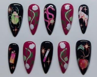 Handgemachte dunkle Surrealismus Presse auf den Nägeln | Pink Snake Beetle Zigarette & Feuerzeug Kunst | Magenta und Schwarz Stiletto Indie Aesthetic Nails