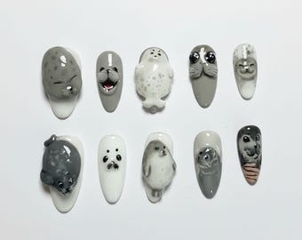 Handgemachte Kawaii Robbe Drücken Sie auf die Nägel | 3D-Seemann, grau & weiße Meereskunst | Niedliche ovale Nägel für Ozean-Liebhaber Ästhetik