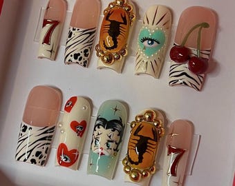 Handgemachte Retro Western Presse auf den Nägeln | 3D Skorpion Gem & Betty Boop Art | Lange quadratische Nägel für eine kitschige maximalistische Ästhetik