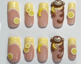 Handgemachte niedliche Affen-Bananenpresse auf den Nägeln, gelbe französische Spitzenfruchtnagelkunst, handgefertigte 3D-Karikatur-falsche Nägel für Spaß und spielerischen Look