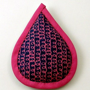 Puede incluir: Una almohada de tela rosa en forma de lágrima con un diseño estampado en negro y rosa.