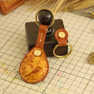 Étui AirTag en cuir véritable avec protège-écouteurs assorti, compatible avec la plupart des étuis pour écouteurs, porte-clés fait main personnalisé pour écouteurs AirTag