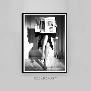 Puede incluir: Impresión artística enmarcada en blanco y negro. Una persona está sentada en un inodoro, leyendo un periódico con las palabras "FINANCIAL TIMES". La imagen es una fotografía monocromática con una estética moderna.