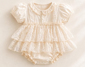 Kremowy koronkowy kombinezon niemowlęcy, bufiaste rękawy, warstwowy strój bąbelkowy