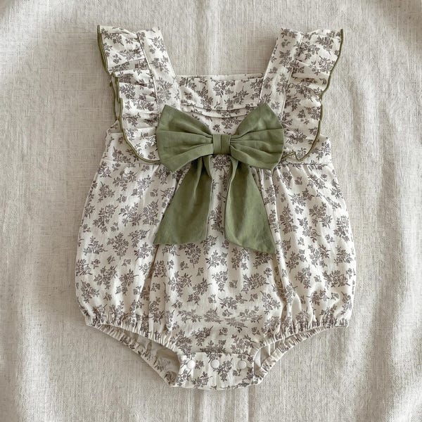 Macacão floral com laço sálvia para bebê menina, modelo bolha com alças franzidas.
