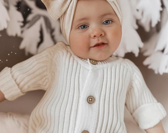 Neutral Cotton Knit Baby Romper with Wooden Buttons – Soft Ribbed Long Sleeve Infant Outfit for Fall & Winter