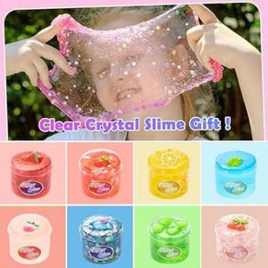 Könnte beinhalten: Eine Auswahl an farbenfrohen, klaren Kristall-Schleim-Geschenken. Das Bild zeigt eine Person, die einen rosa, glitzergefüllten Schleim hält. Darunter befinden sich Gläser mit verschiedenen farbigen Schleimen, darunter rot, gelb, blau und grün, jeweils mit dekorativen Elementen.