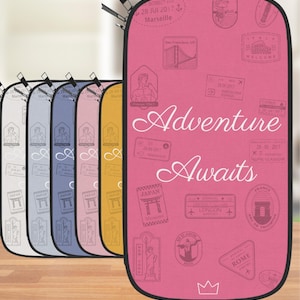 Cartera para pasaporte Adventure Awaits: organizador de viaje de lujo en 6 elegantes colores