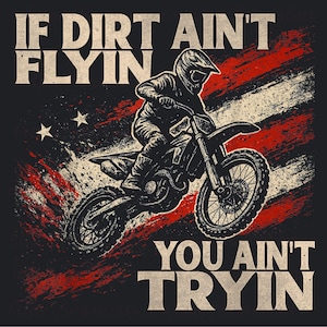 Könnte beinhalten: Grafische Darstellung eines Motocross-Fahrers auf einem Dirtbike, vor dem Hintergrund roter und weißer Streifen und Sterne. Der Text lautet "IF DIRT AIN'T FLYIN, YOU AIN'T TRYIN" in einer kräftigen, Vintage-Schriftart. Das Bild hat einen Used-Look.