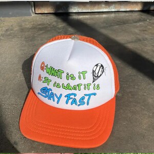 Gorra de malla retro - Gorra con frase "Stay Fast" - Gorra de camionero única de estilo manuscrito