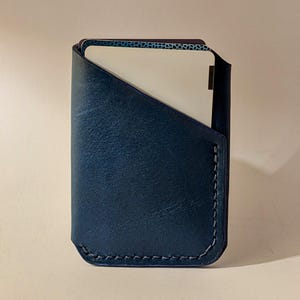 Cartera de piel con cierre vertical y dos ranuras para tarjetas en azul marino