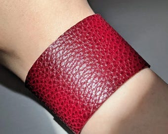 Bracciale rigido in pelle rosso bordeaux goffrata: misura personalizzata