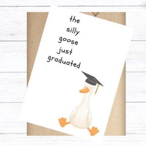 Afdrukbare pdf grappige afstudeerkaart – "The Silly Goose Has Just Graduated" – digitale kaart schattige eend voor afgestudeerden – direct downloaden, DIY-kaart