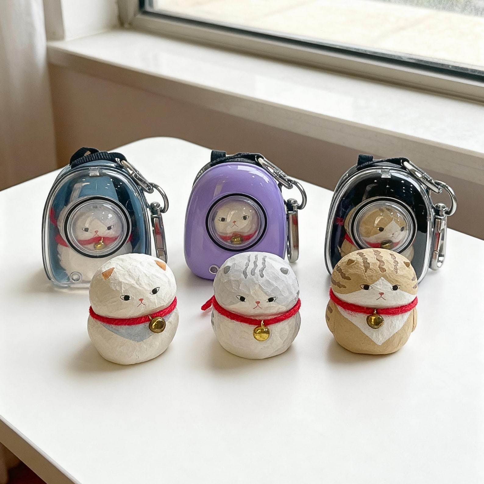 Gato de madeira esculpido à mão com mini bolsa para animais de estimação