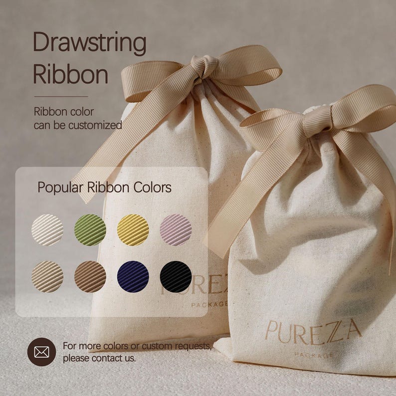 K&ouml;nnte beinhalten: Zwei cremefarbene Stoffbeutel mit Kordelzug, die jeweils oben mit einer beigen Schleife gebunden sind. Der Text "Drawstring Ribbon", "Ribbon color can be customized", "Popular Ribbon Colors" und "PUREZA PACKAGE" ist auf dem Bild abgedruckt.