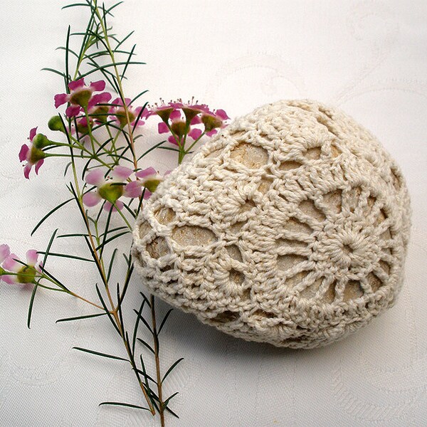 20 % off-Natur eingerichteten Fluss Kiesel Stein, bedeckt mit Vintage Crochet Runde Motif, handgefertigt von Mina