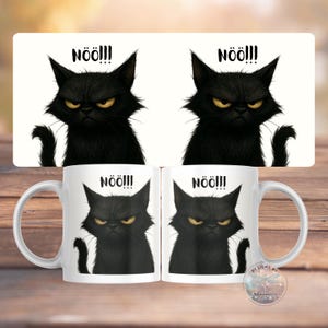 Könnte beinhalten: Zwei weiße Keramikbecher und ein rechteckiges Schild zeigen eine Illustration einer grimmigen schwarzen Katze mit gelben Augen und dem Wort "NÖÖ!!!" in Schwarz. Die Becher haben einen gebogenen Griff und das Schild ist weiß mit dem gleichen Katzenmotiv.