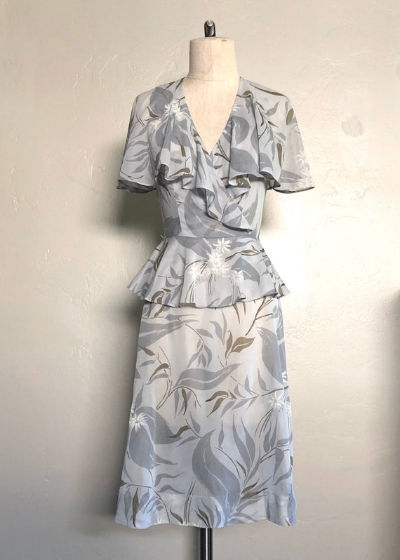 Vintage 1980’s dress GRAY FLORAL flutter sleeve p… - image 2