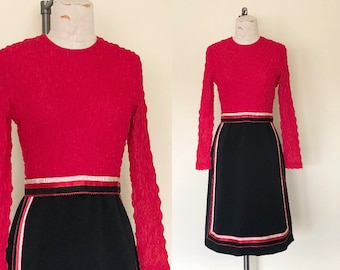 Vestido vermelho vintage dos anos 60 com fita vermelha e preta e manga comprida para festa - M