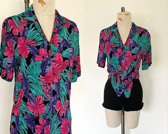 Miami jaren 90 blouse met tropische print vintage roze en blauwgroen shirt met korte mouwen en knoopsluiting Made in USA - medium