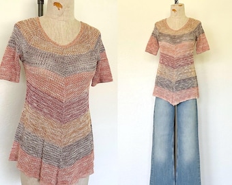 Túnica listrada tingida em degradê, estilo boho vintage dos anos 90, com decote em V e mangas curtas - Tamanho P/M