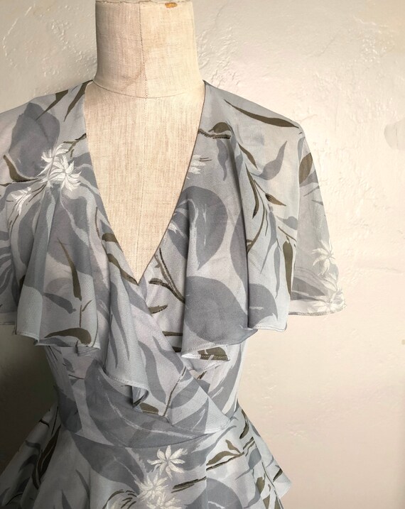 Vintage 1980’s dress GRAY FLORAL flutter sleeve p… - image 3