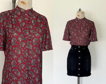 Blusa vintage de manga corta con estampado paisley de los años 70/80, color rojo intenso, cuello alto, estilo Henley - Mediana