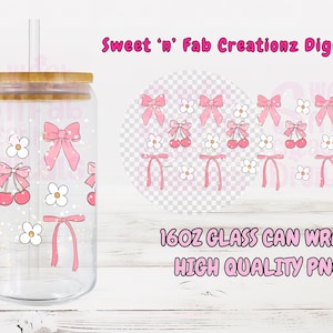 Puede incluir: Una lata de vidrio transparente de 473 ml con tapa de bambú y pajita, decorada con lazos rosas, cerezas y flores blancas. El diseño se repite sobre un fondo transparente. El texto dice "Sweet 'n' Fab Creationz Digitals" y "16OZ GLASS CAN WRAP HIGH QUALITY PNG".