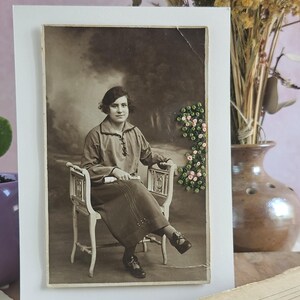 Portrait brodé à la main – Photo ancienne ou carte postale vintage personnalisée avec fil et perles