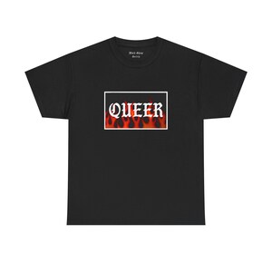 Chemise flamme QUEER | Édition Burn It Down | T-shirt audacieux fierté LGBTQ | Police de caractère en vieil anglais Queer Streetwear | Black Sheep Society