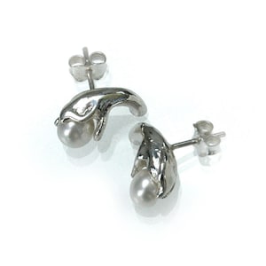 Ovary Earrings in Silver and Pearls - detailed, elegant and beautiful!