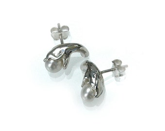 Ovary Earrings in Silver and Pearls - detailed, elegant and beautiful!