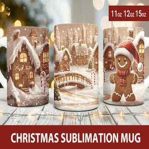 Może przedstawiać: Trzy białe ceramiczne kubki świąteczne z uroczymi zimowymi scenami. Jeden kubek przedstawia piernikowego ludzika w czapce Świętego Mikołaja, drugi ukazuje zaśnieżoną wioskę z mostem, a trzeci piernikowy domek. Kubki mają napis "CHRISTMAS SUBLIMATION MUG".