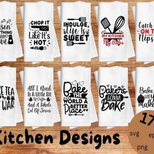 Puede incluir: Una colección de paños de cocina blancos con diseños de texto en negro. Los paños presentan frases como "Chop It Like It's Hot" y "Bake the World a Better Place". La imagen también incluye el texto "Kitchen Designs" y "170 SVG EPS PNG DXF."