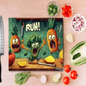 Puede incluir: Una escena de cocina colorida con una tabla de cortar con verduras de dibujos animados con la palabra "RUN!". Un cuchillo, verduras picadas y productos enteros rodean la tabla.